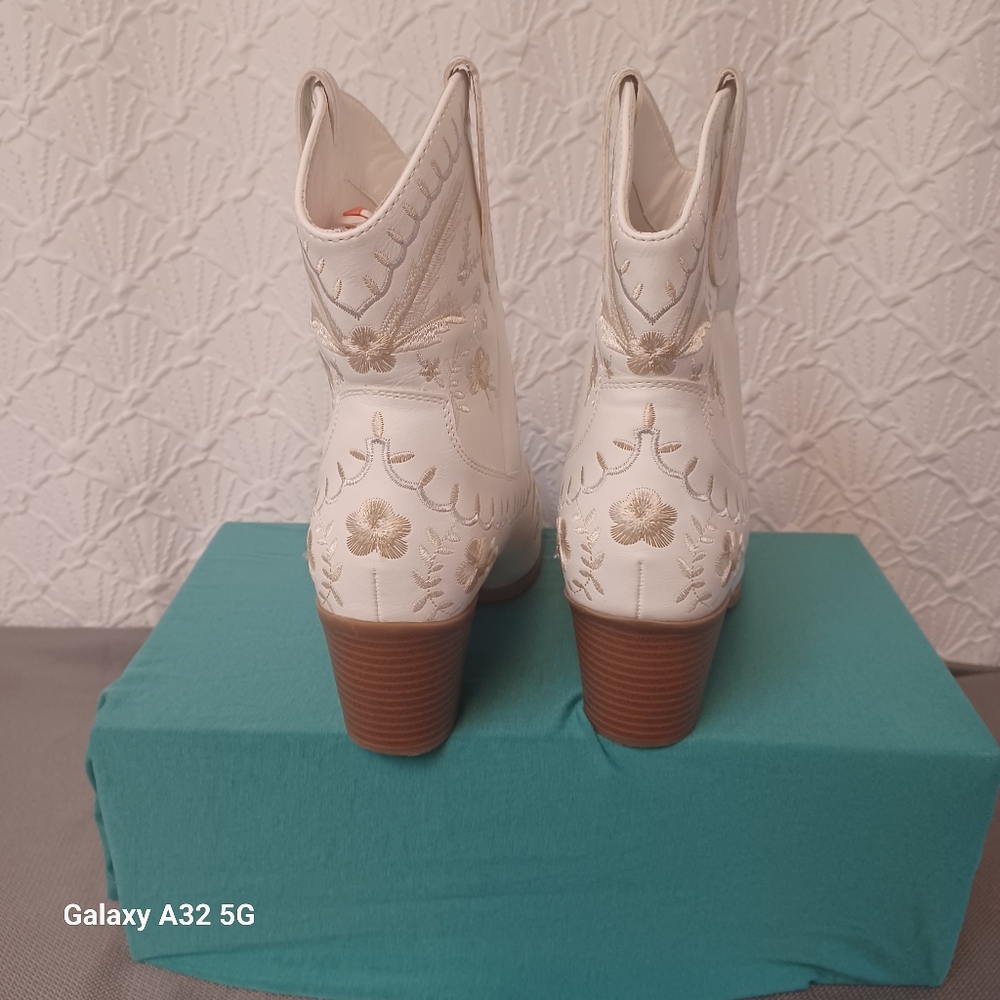 MIA Women Size 10 White Embroidered Heeled Boots - Picture 10 of 15